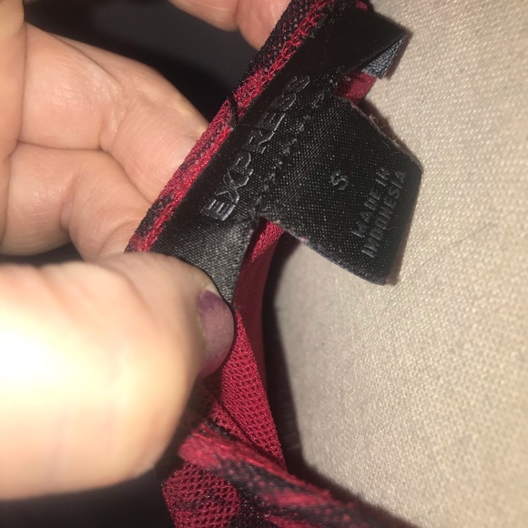 EXPRESS Red & Black Flower Top-long w/ Cap Sleeve - Picture 6 of 6